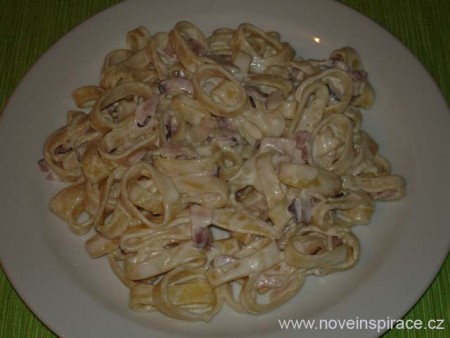 Calamarata s anglickou slaninou a smetanou